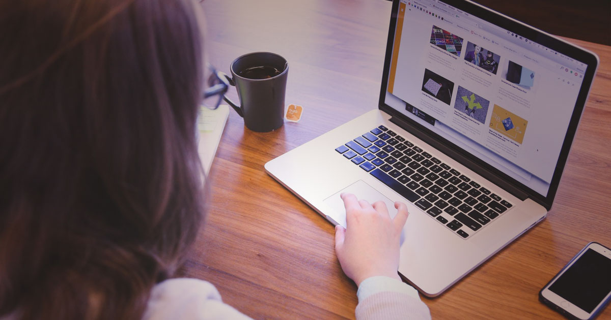 Lo strano fenomeno delle mamme networker sui social